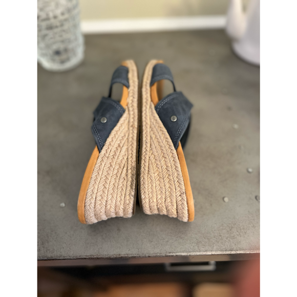 Ugg wedges so 6.5 - Picture 4 of 4